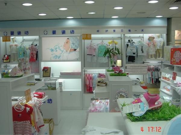 婴姿坊童装店铺展示