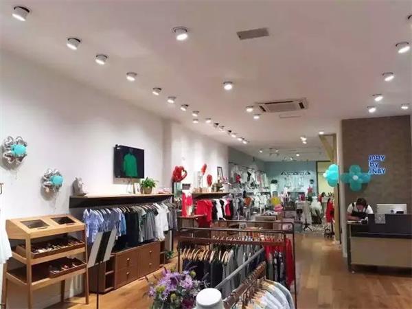 江南布衣童装店铺展示