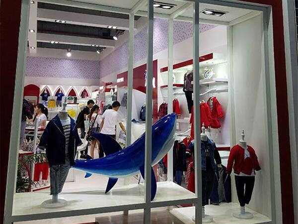 小鲨诺拉童装店铺展示
