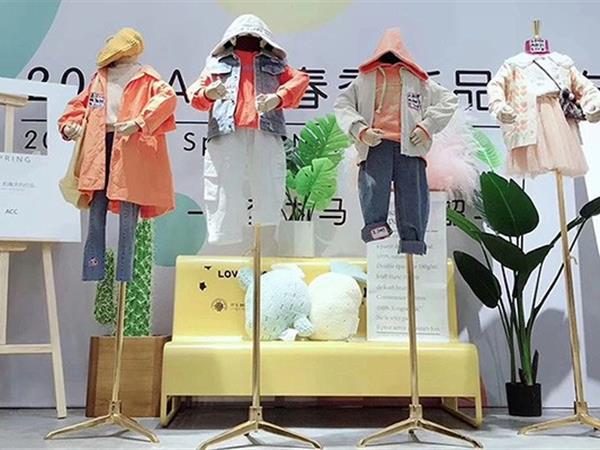 爱西西童装店铺展示