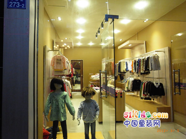 风镜小鸭童装店铺展示