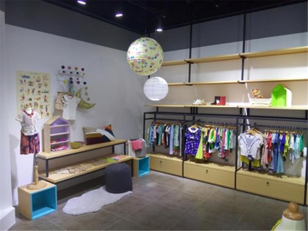 丛林的鱼童装店铺展示