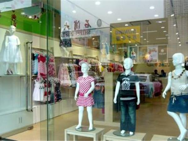 偶飞童装店铺展示