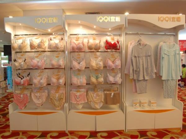 宜栖童装店铺展示