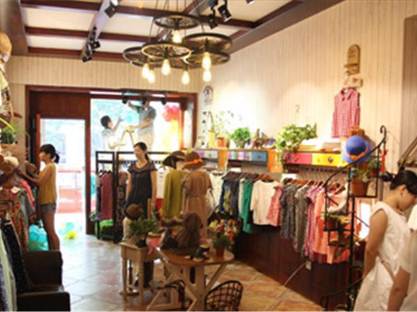 咪多咪彩童装店铺展示