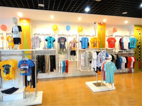 保利童装店铺展示