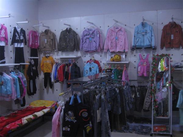 圆丫梦童装店铺展示