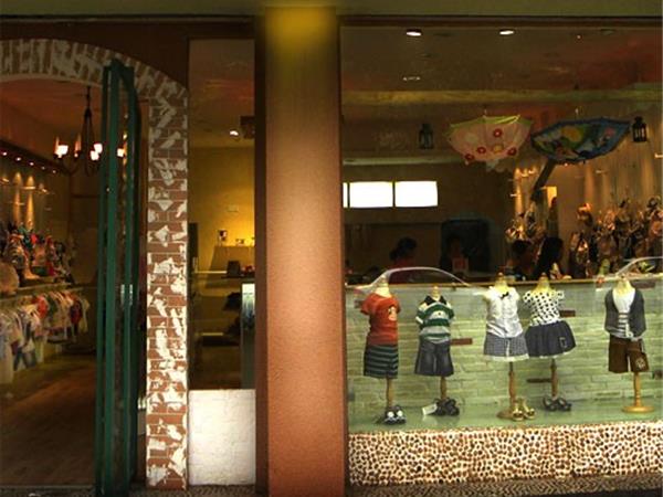 花鱼童话童装店铺展示