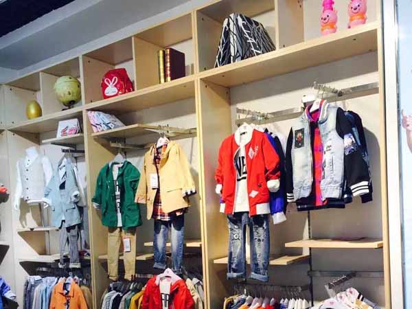 00后童装店铺展示