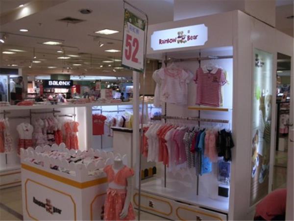 彩虹熊童装店铺展示