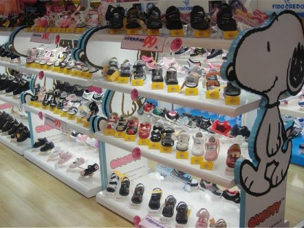 四季熊童鞋童装店铺展示