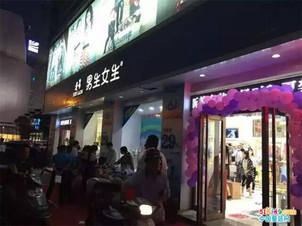 男生女生童装店铺展示