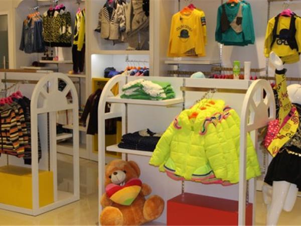 Q娃娃童装店铺展示