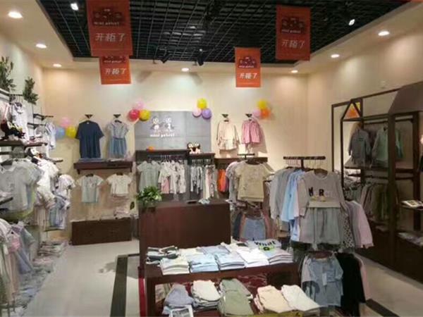 咪呢皮特童装店铺展示