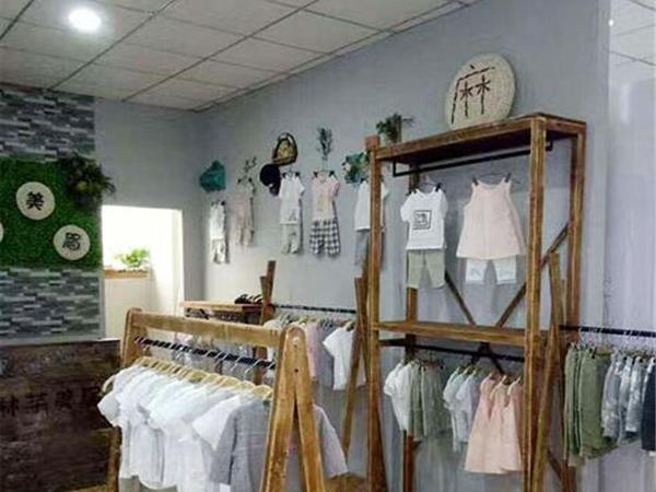 林芊美眉童装店铺展示