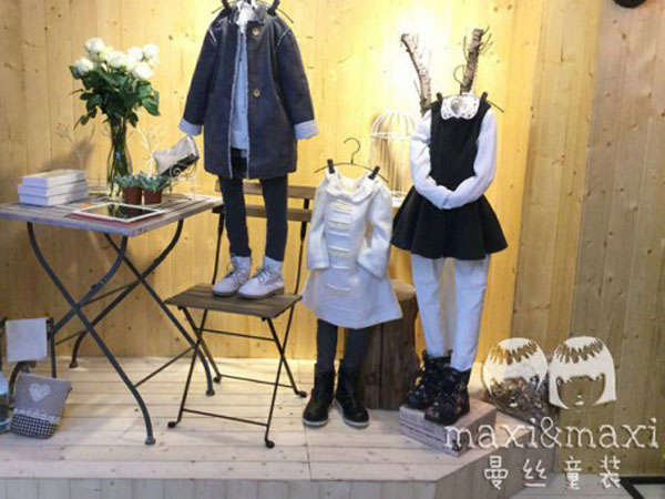 曼丝童装店铺展示