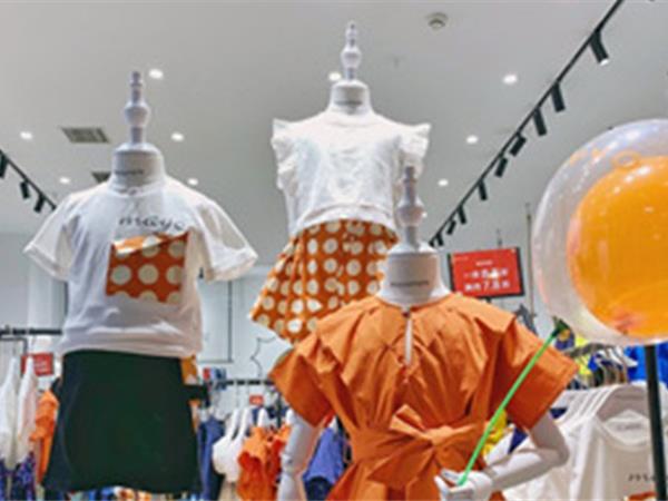 五月童品童装店铺展示