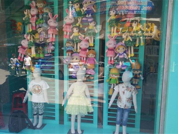 芭乐兔童装店铺展示