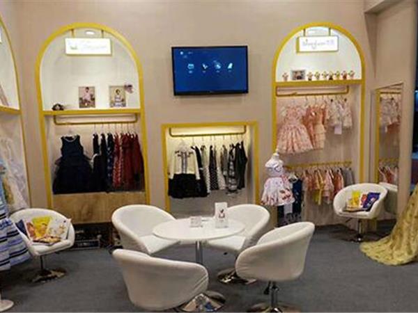 童畔童装店铺展示