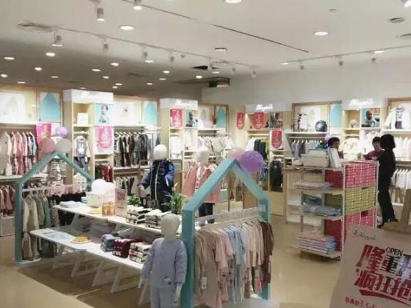 麦吉安琪童装店铺展示