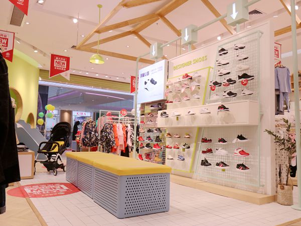 青蛙王子童装店铺展示