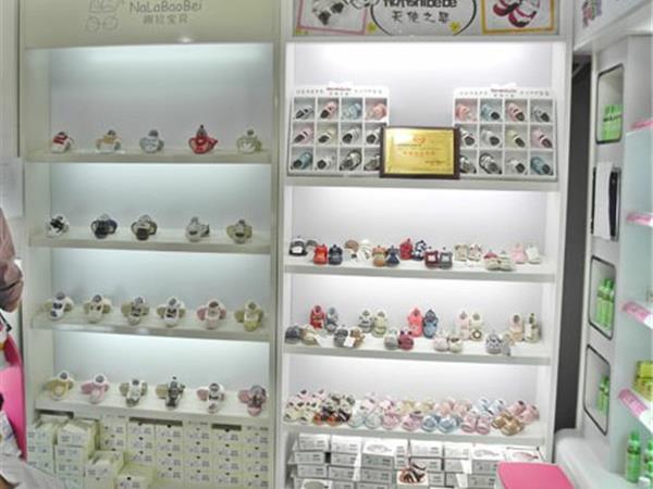 天使之婴童装店铺展示