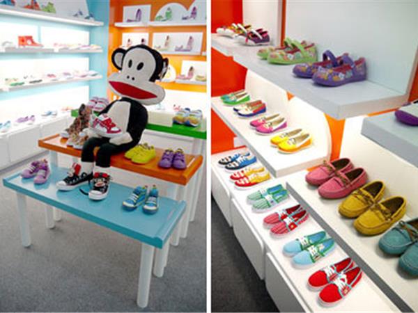 大嘴猴童装店铺展示