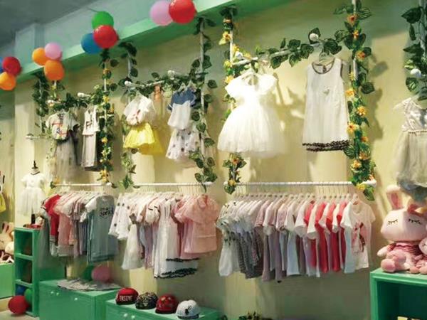 哈儿堡童装店铺展示