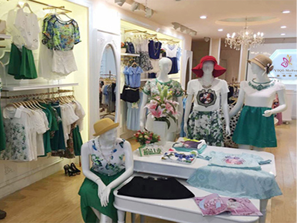 伊童贝尔童装店铺展示