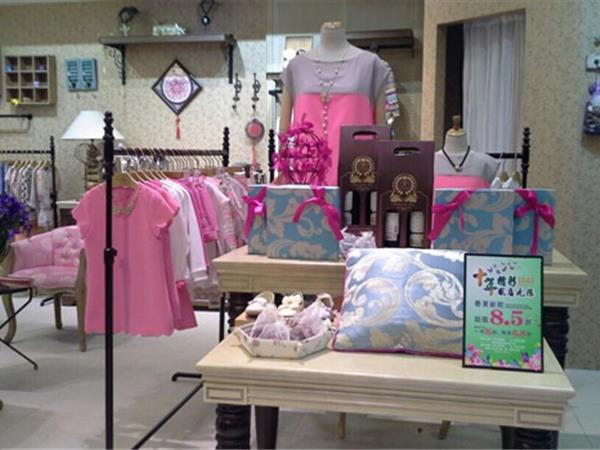 天使舞台童装店铺展示