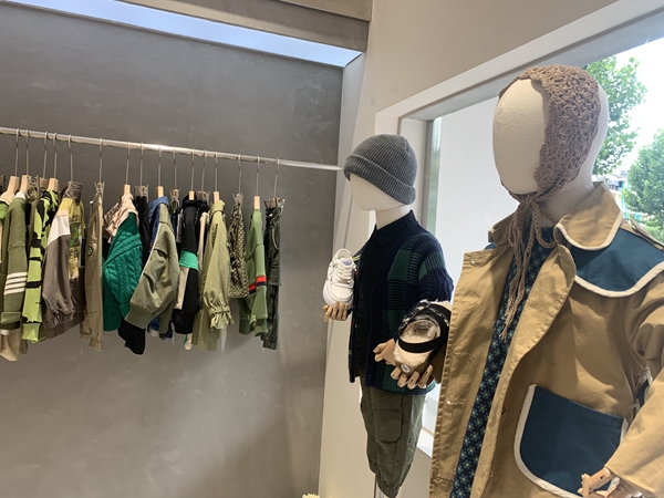 续物童装店铺展示