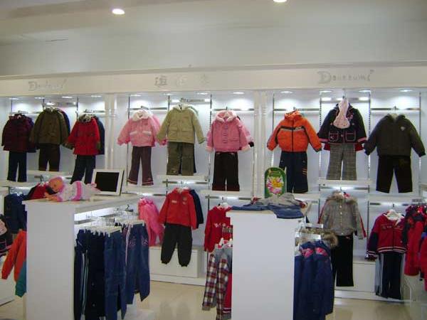 逗逗迷童装店铺展示