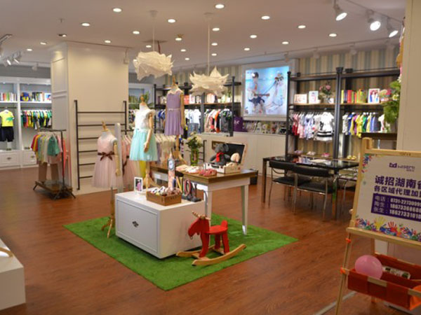 威斯米童装店铺展示