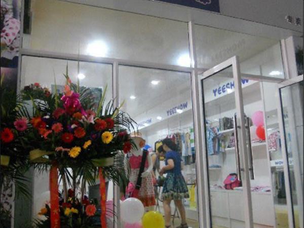 一休童装店铺展示
