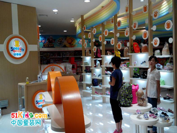四季熊童装店铺展示
