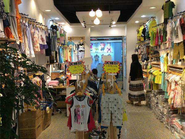童翠屋童装店铺展示