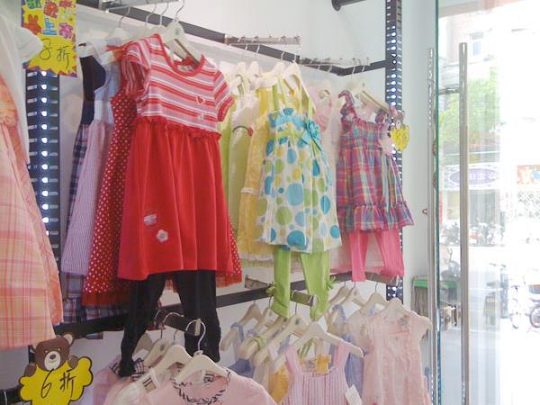 逗逗迷童装店铺展示