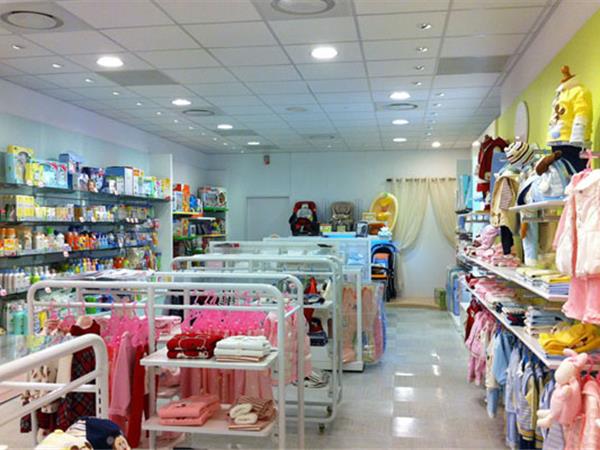 丽婴房童装店铺展示