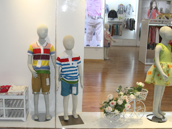乐贝·艾高童装店铺展示