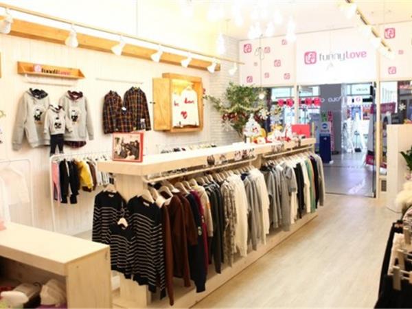 非常一家童装店铺展示