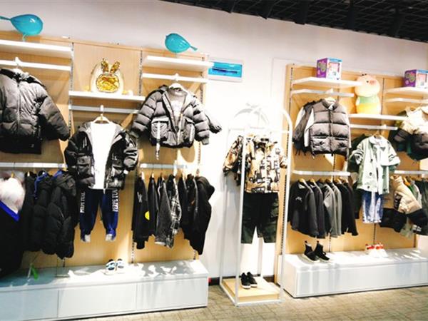 可米芽童装店铺展示