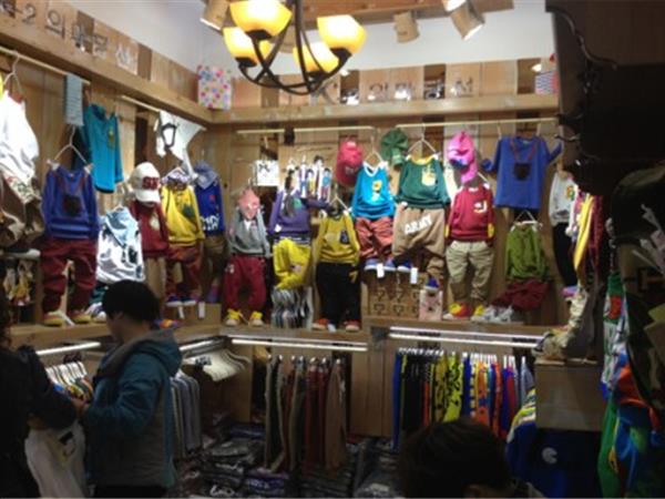 蚯蚓物童装店铺展示