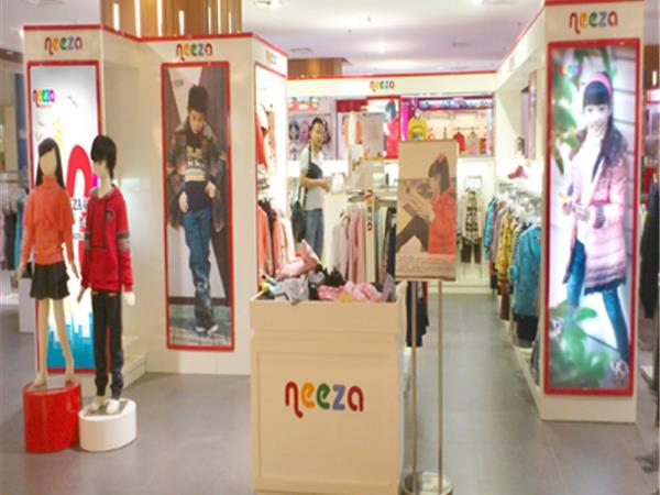 乐鲨童装店铺展示