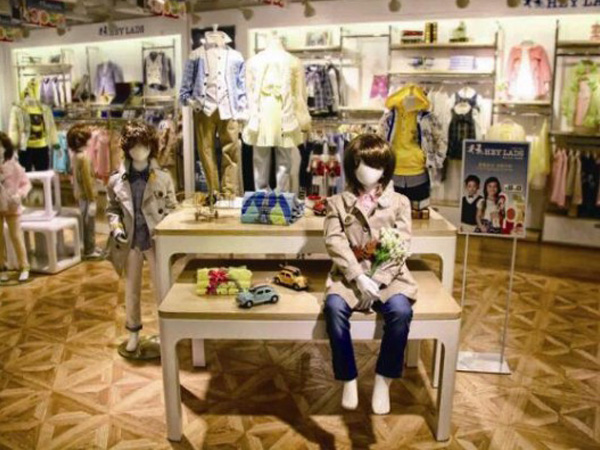 男生女生童装店铺展示