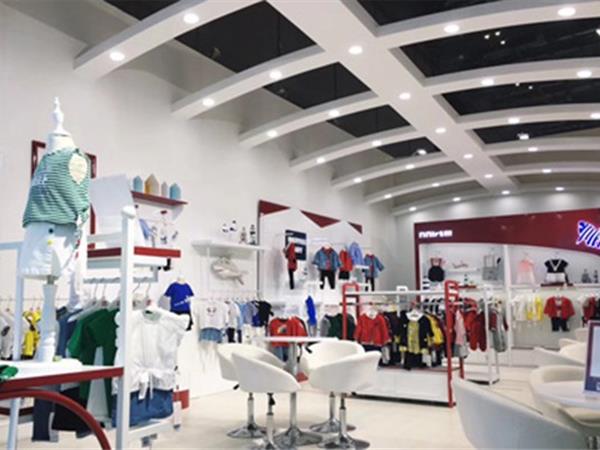 小鲨诺拉童装店铺展示