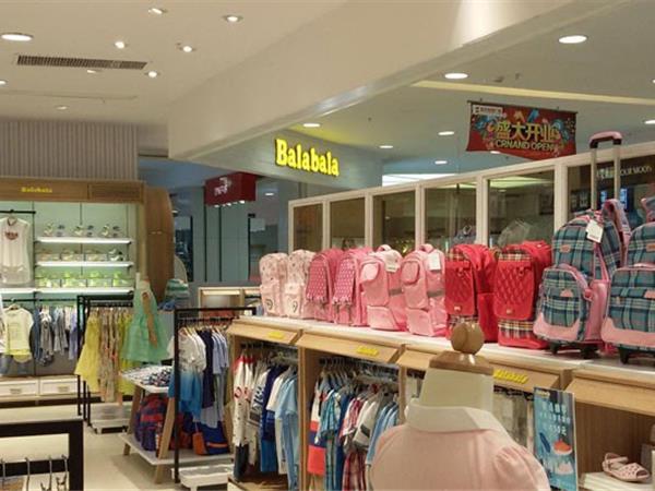 巴拉巴拉童装店铺展示