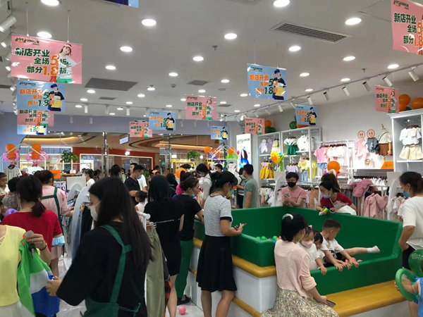 焦橘童装店铺展示