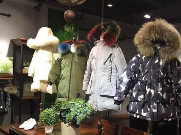 籽芽之家童装店铺展示