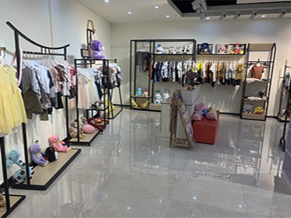 宠来宠趣童装店铺展示
