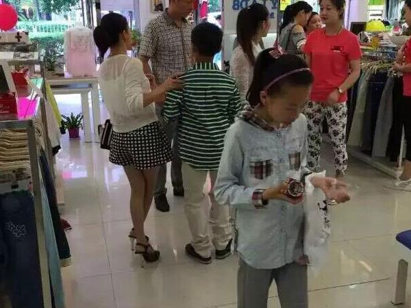 男生女生童装店铺展示